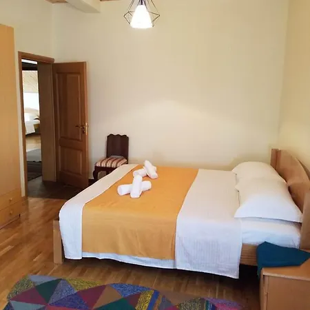 Konaku Πανσιόν Qender Tomin