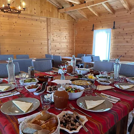 Pensjonat Konaku Qender Tomin