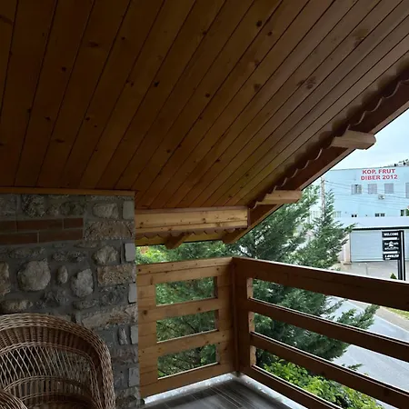 Konaku Πανσιόν Qender Tomin