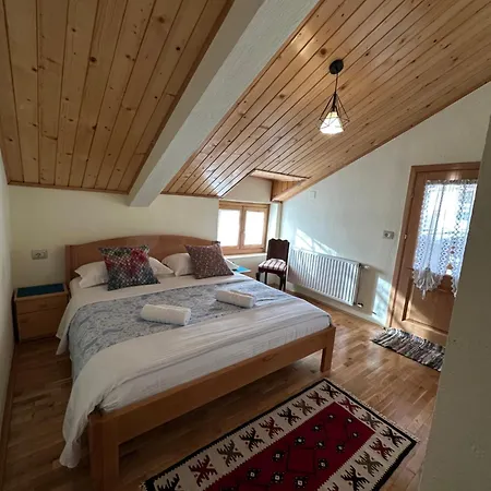 Pensjonat Konaku Qender Tomin