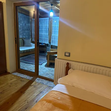 Pensjonat Konaku Qender Tomin