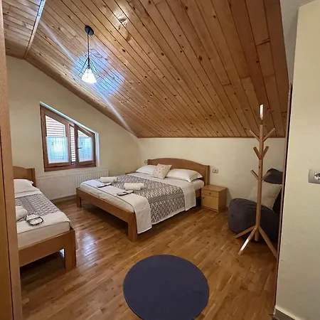 Πανσιόν Konaku Qender Tomin